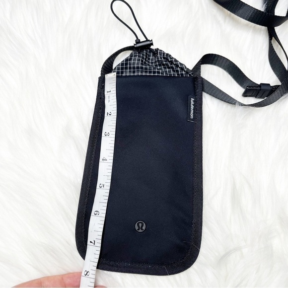 Lululemon Drawcord Top Cinch Crossbody One Size Black - Picture 5 of 7